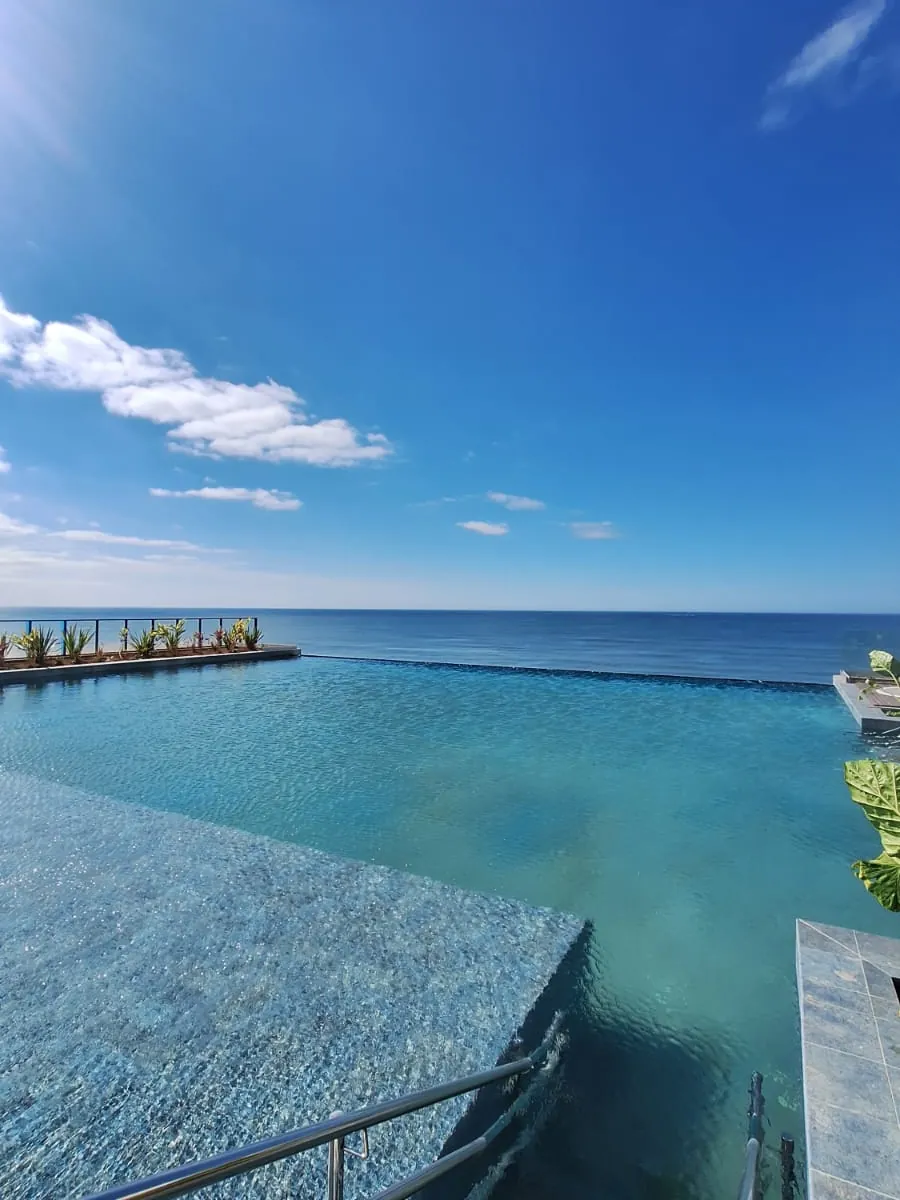 Piscina com vista para o mar do Grant Home Club, foto real