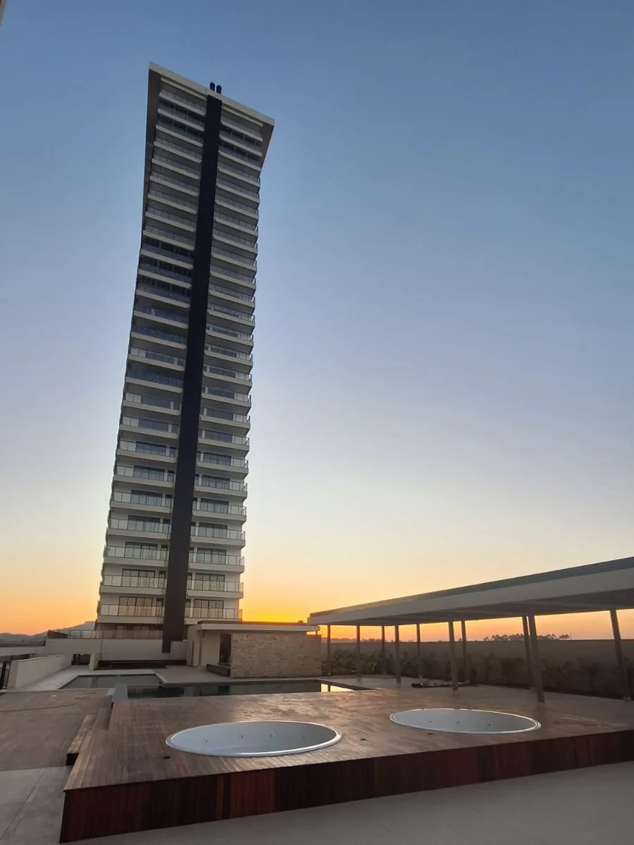 Torre ao entardecer do Grant Home Club, foto real